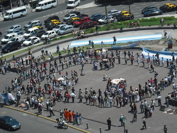 Foto del obelisco con bandera humana