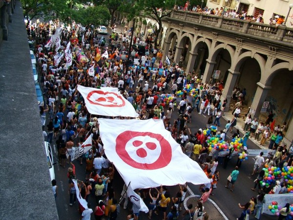 Caminata de apertura del Foro Social Mundial de Porto Alegre. Toda la banda pro bandera de la Paz, junta y en la vanguardia.