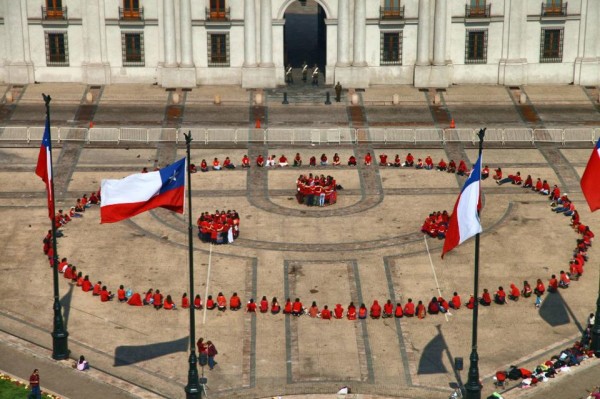 Bandera humana hecha en homenaje a Satya Amrit y bajo el Gobierno de Sebastián Piñera, a quien agradecemos infinitamente esta posibilidad. Es un paso dentro del camino para llegar a los mil milenios de Paz.