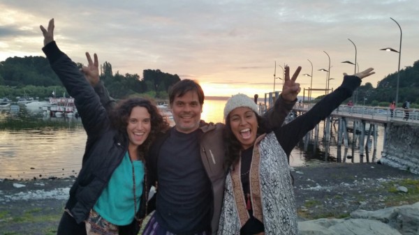 Ángeles, Rodrigo y Sandra frente al lago Villarrica, al atardecer