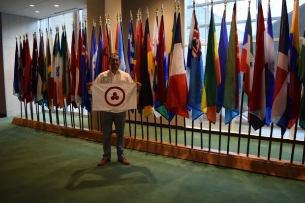Sebastián González - de la Fundación Artesanos - con la bandera en Nueva York
