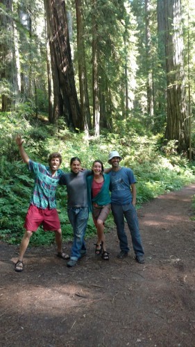 Esta es una foto dentro de un bosque de sequoyas. Arboles milenarios y frondosos... los mas grandes del mundo. Altaira y Sean nos acogieron en su comunidad por varios dias, en Oregon y compartimos un viaje a la montana y luego, en esta foto del ultimo dia... un viaje al bosque costero de Oregon, que esta en frontera con California. Con Altaira, Sean y Lanpu